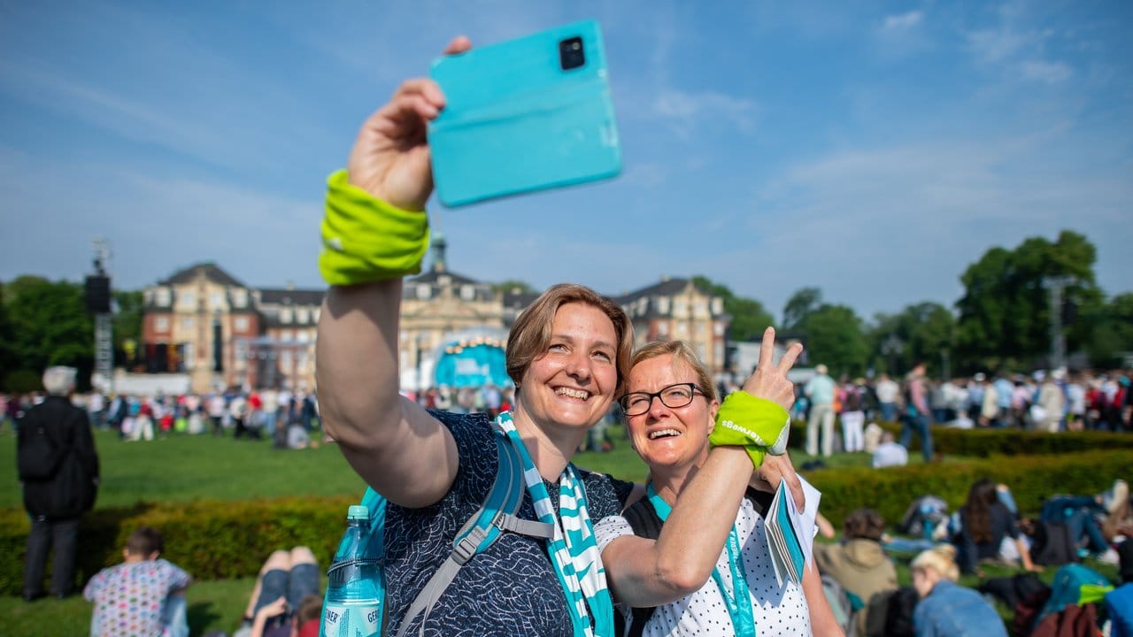 Zwei Besucherinnen machen vor dem Hauptgottesdienst ein Selfie. Zwei Besucherinnen machen vor dem Hauptgottesdienst ein Selfie.