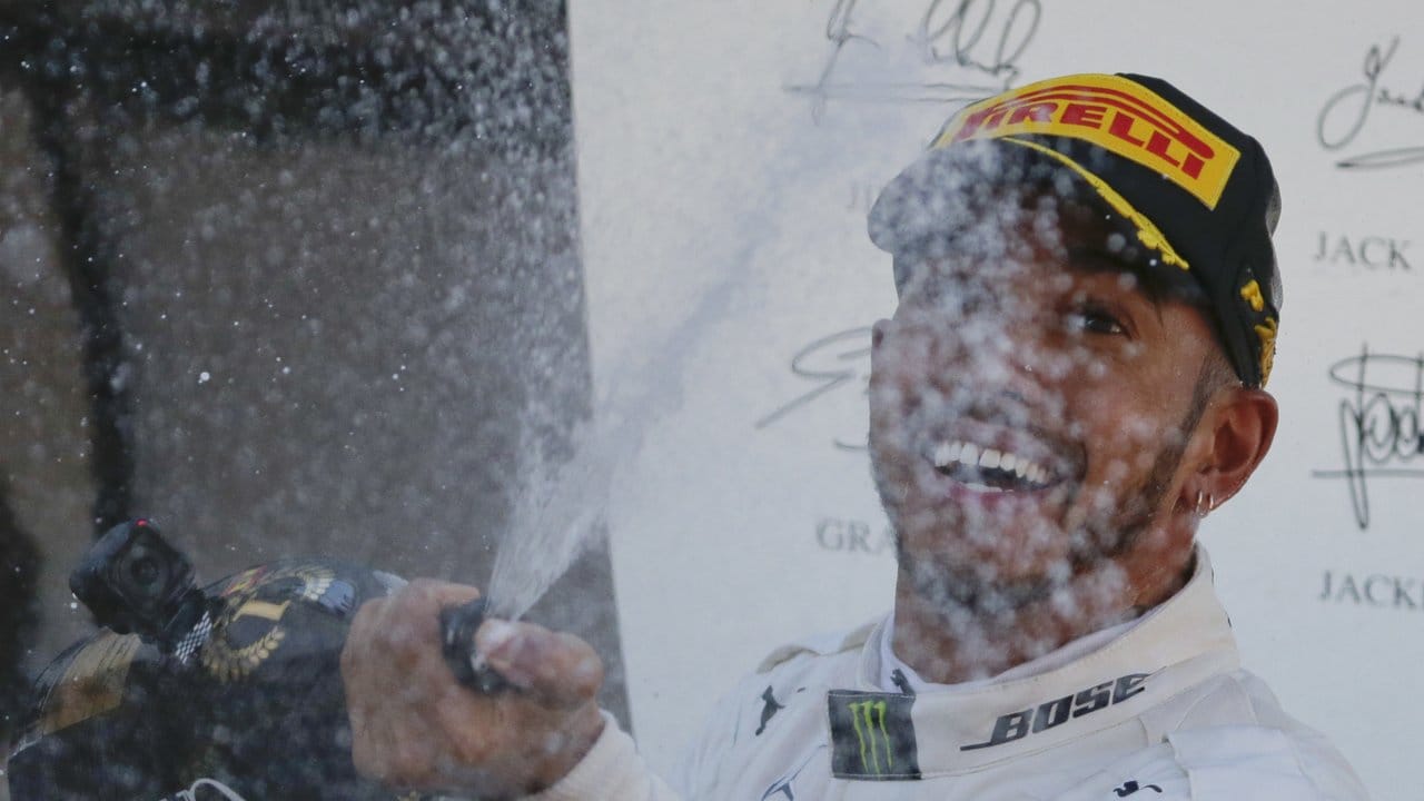 Lewis Hamilton feiert seinen Sieg mit ausgiebig Champagner.