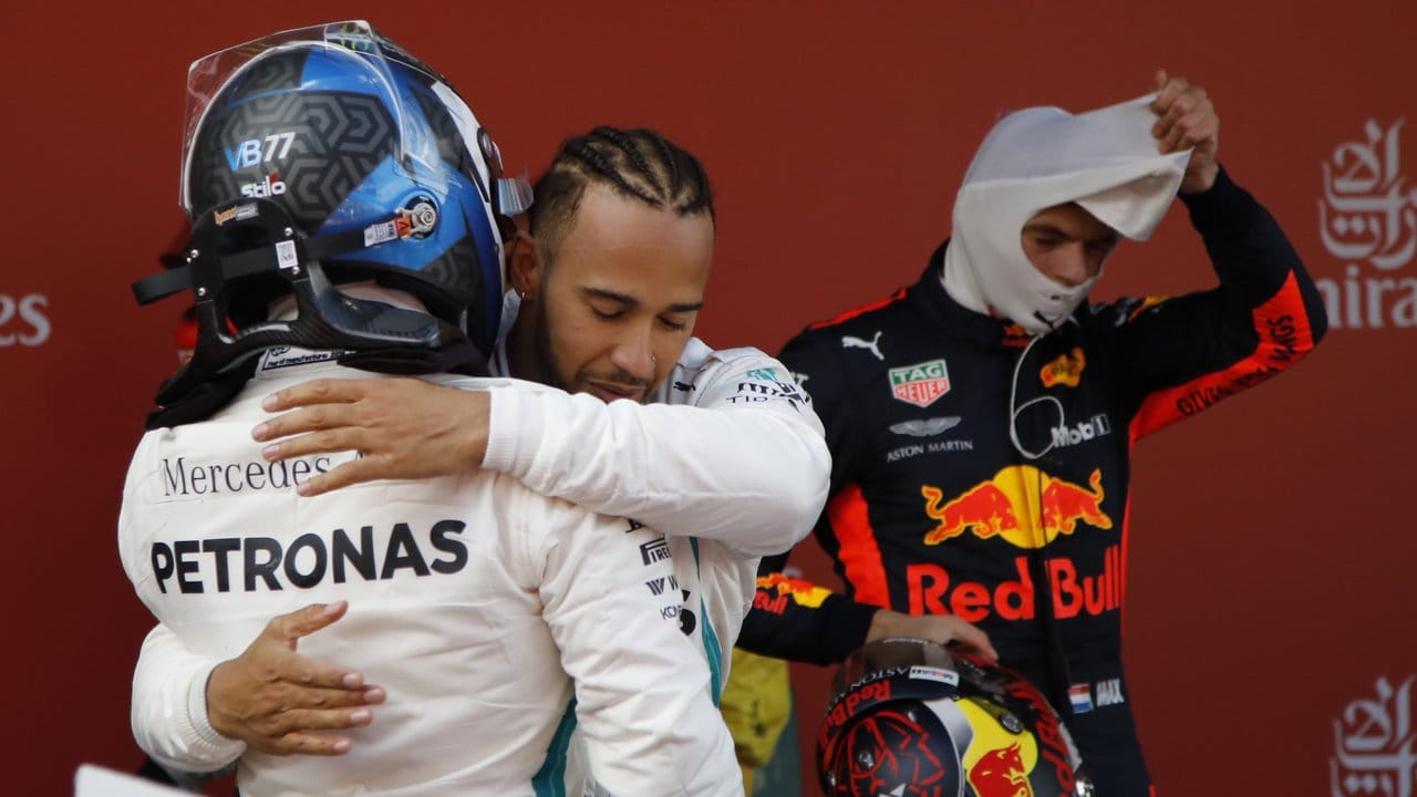 Lewis Hamilton umarmt seinen Teamkollegen Valtteri Bottas.