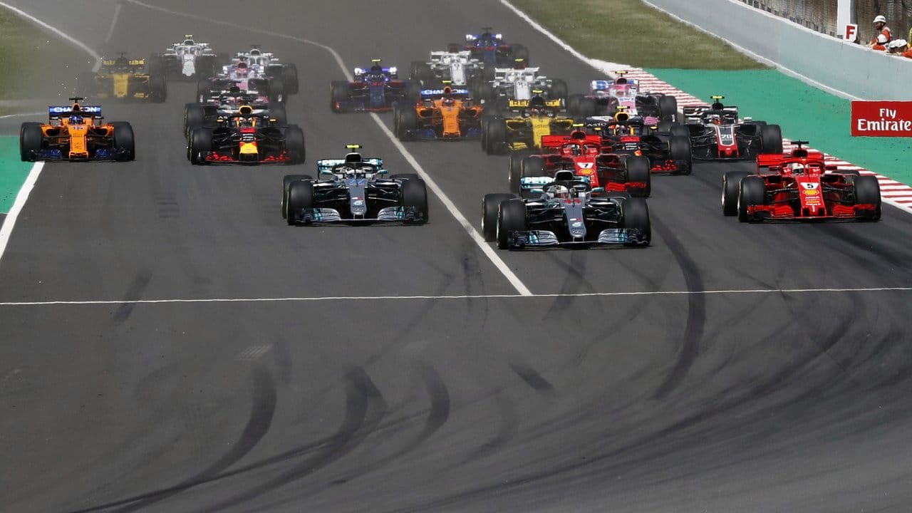 Mercedes-Pilot Lewis Hamilton (Mitte) hat den Grand Prix von Spanien in Barcelona gewonnen.