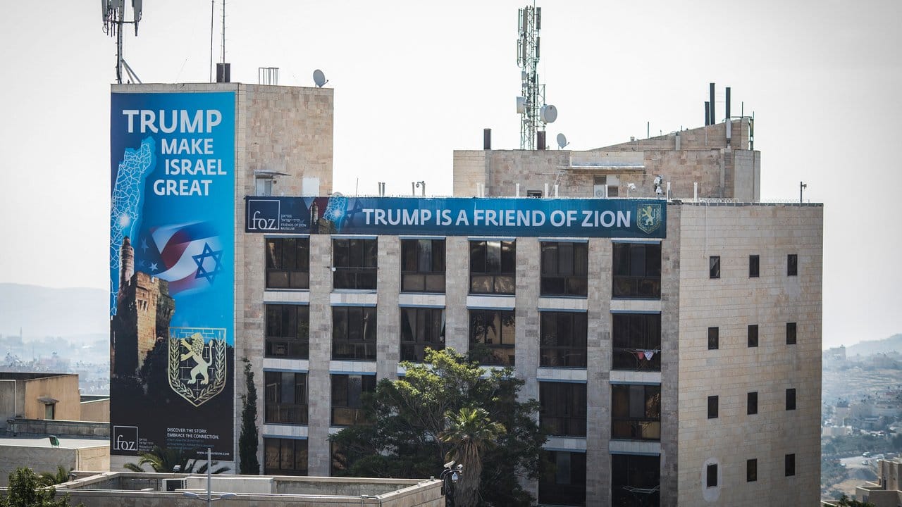 Plakate "Trump Make Israel great again" und "Trump is a friend of Zion" hängen an einem Gebäude in der Nähe der neuen US Botschaft vor der Eröffnungsfeier.