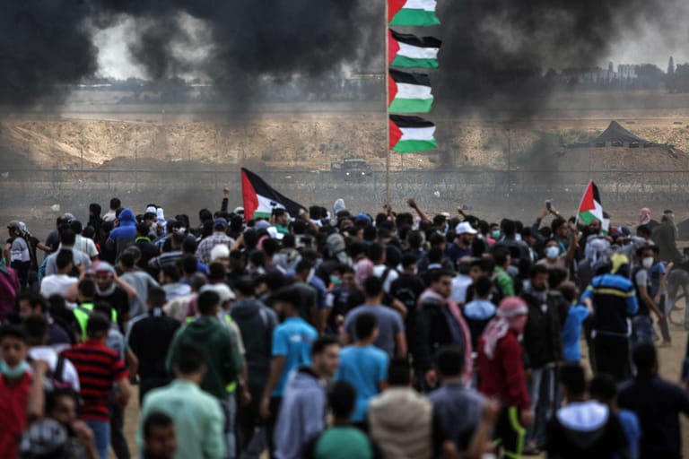 Der Beginn der Proteste in den palästinensischen Autonomiegebieten: Palästinenser rücken auf die Absperrungen zwischen Israel und dem Gazastreifen vor.