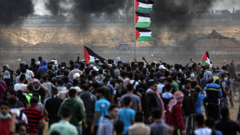 Der Beginn der Proteste in den palästinensischen Autonomiegebieten: Palästinenser rücken auf die Absperrungen zwischen Israel und dem Gazastreifen vor.