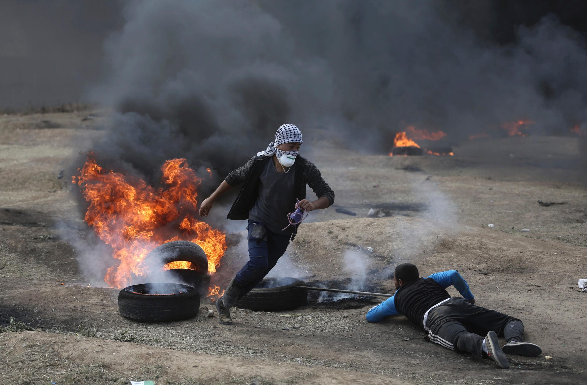 Palästinensische Protestler verbrennen Autoreifen.