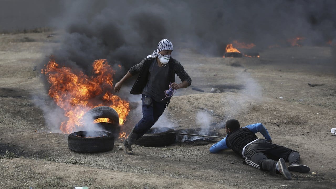 Palästinenser verbrennen Reifen bei Protesten in Gaza.