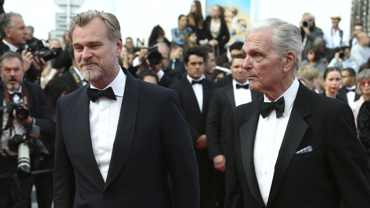 Regisseur Christopher Nolan (l) und Schauspieler Keir Dullea bei der Premiere des Films "2001: A Space Odyssey".