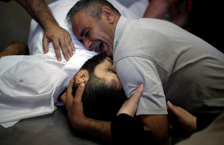 Ein getöteter Palästinenser wird betrauert: Mindestens 28 Menschen wurden bei den Protesten getötet, mindestens 1.700 weitere Angaben verletzt. Es ist damit der Tag mit den meisten Todesopfern seit dem Gaza-Krieg 2014.
