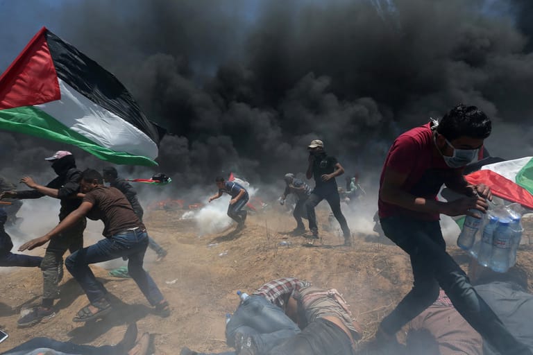 Palästinenser suchen Deckung vor israelischen Kugeln und Tränengas.