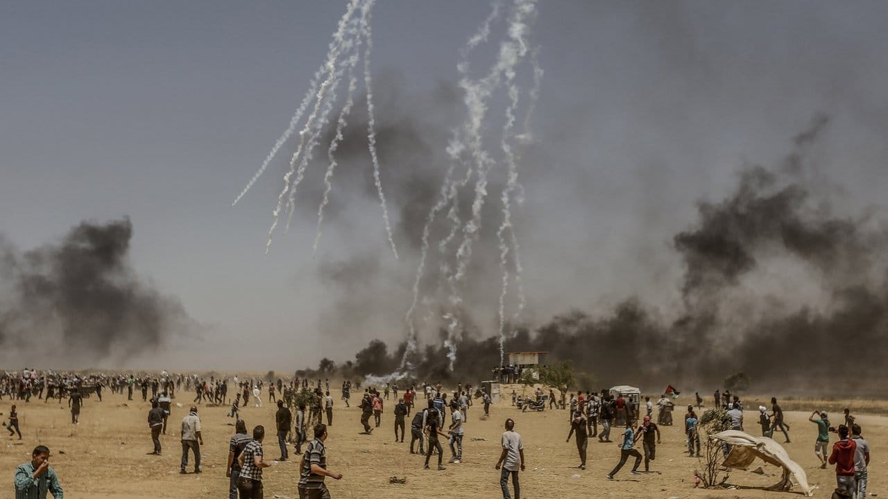 Tränengaskanister fliegen in Richtung Palästinenser.