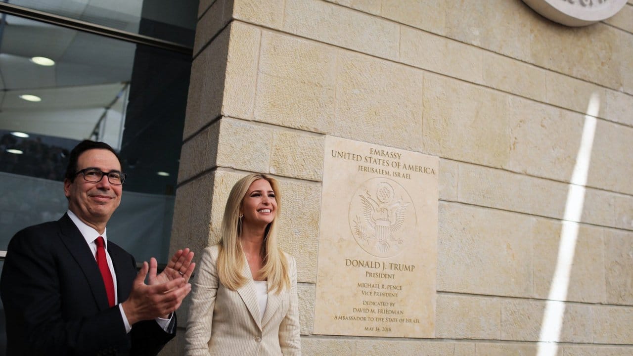 Ivanka Trump, Tochter des US-Präsidenten, und US-Finanzminister Steven Mnuchin freuen sich über die Eröffnung der neuen US-Botschaft in Jerusalem.