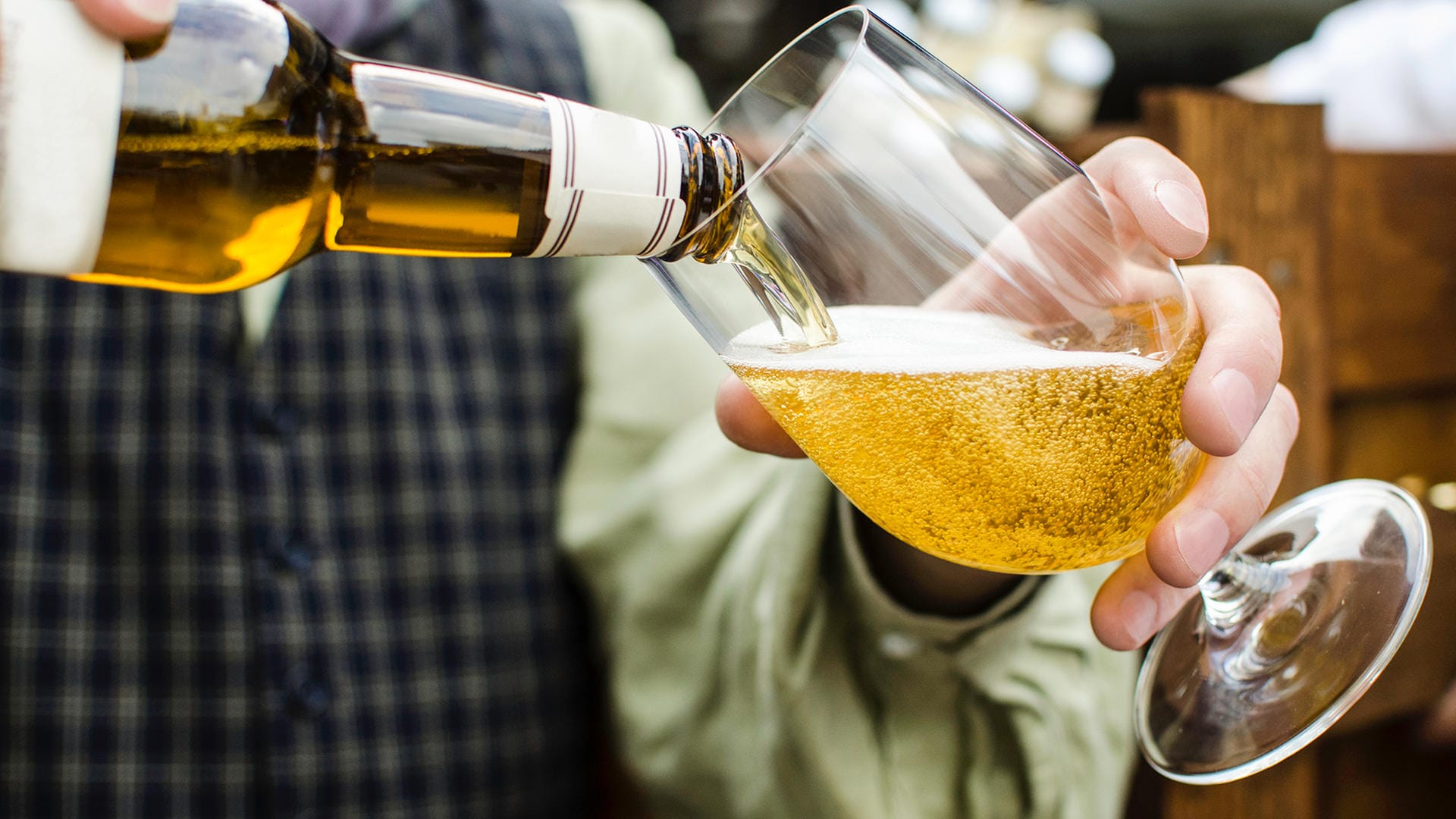 1. Richtig einschenken: Halten Sie das Bierglas schräg unter die Flasche, und füllen Sie es zu zwei Dritteln. Lassen Sie es dann eine Minute stehen, bevor Sie den Rest nachkippen. So entsteht eine schöne Schaumkrone.