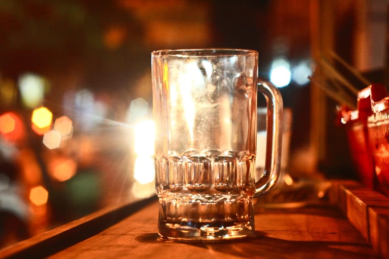 6. Biergläser an der Luft trocknen lassen: Zum Trocknen lassen Sie die Gläser am besten einfach stehen. Denn Trockentücher können Fussel oder Keime ins Glas bringen.