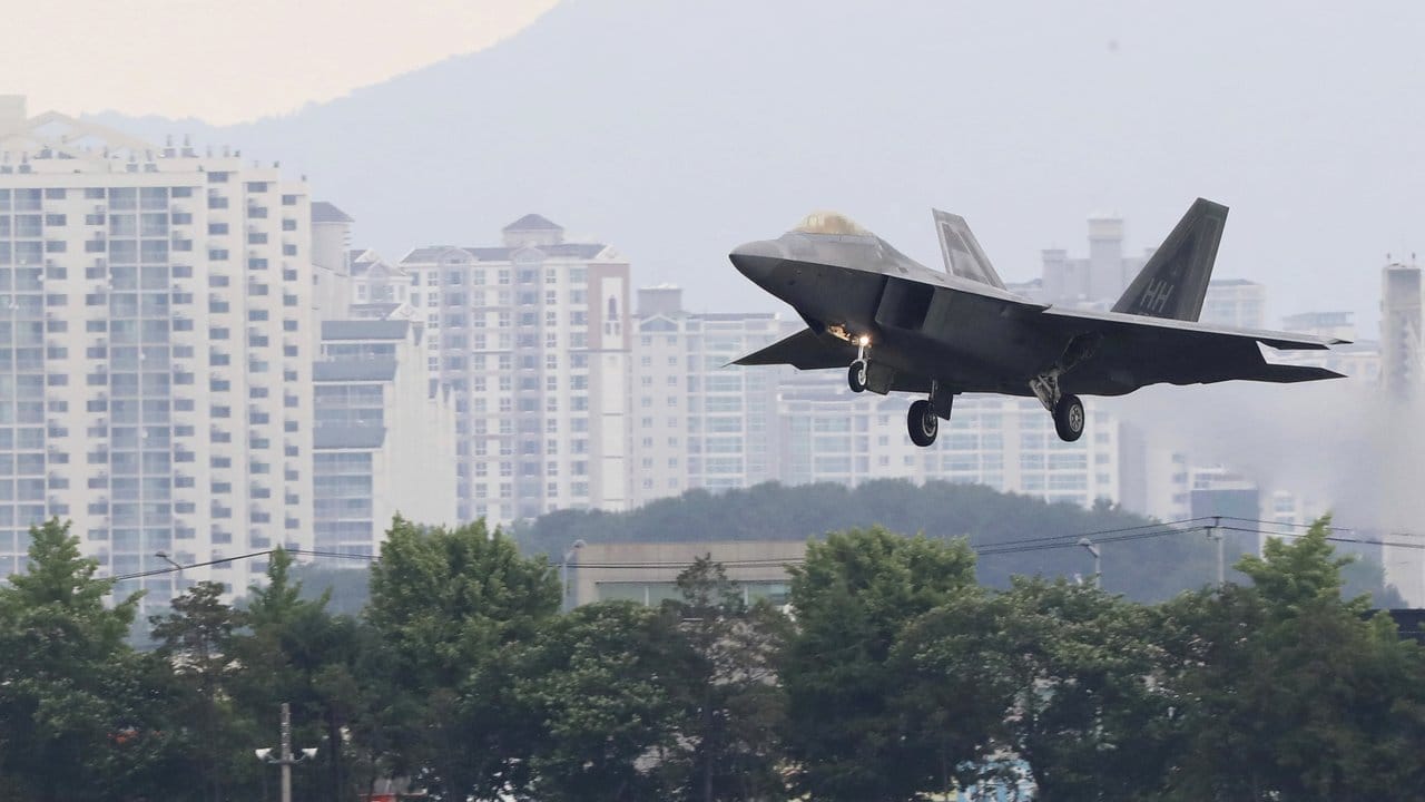 Ein US-Militärflugzeug vom Typ F-22 Raptor landet im Rahmen des gemeinsamen Großmanövers der südkoreanischen und amerikanischen Luftwaffe namens "Max Thunder". Ein US-Militärflugzeug vom Typ F-22 Raptor landet im Rahmen des gemeinsamen Großmanövers der südkoreanischen und amerikanischen Luftwaffe namens "Max Thunder".