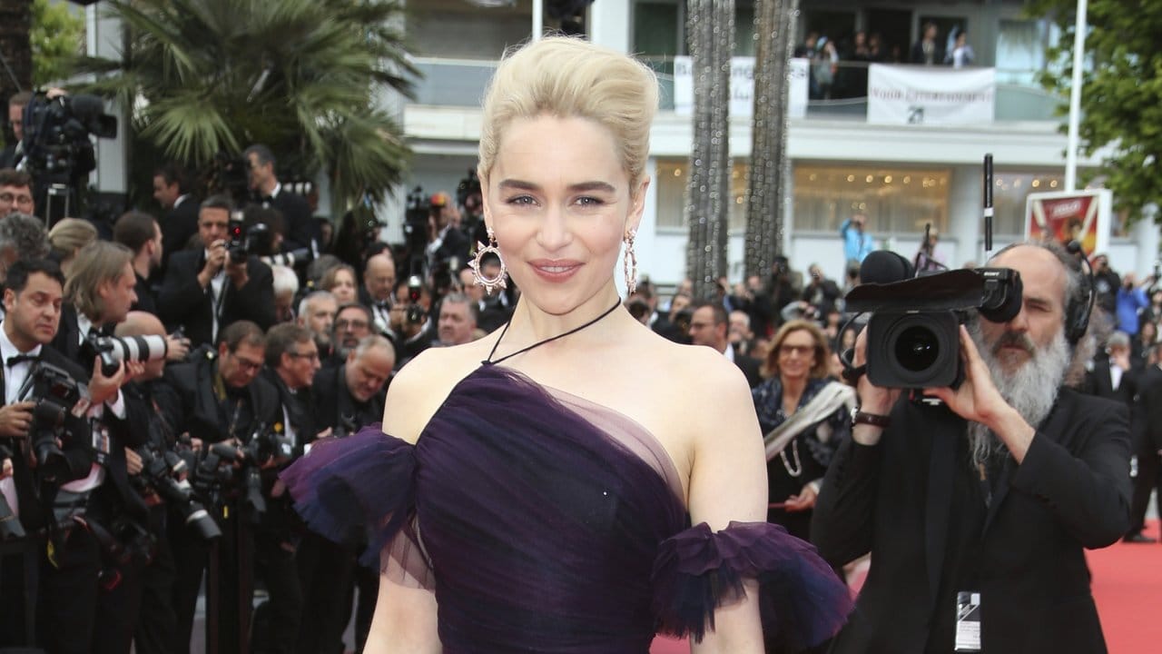 Emilia Clarke hat sich für ein Kleid von Dior entschieden.