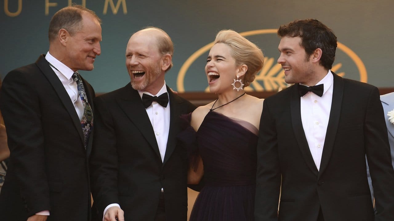 Woody Harrelson (l-r), Ron Howard, Emilia Clarke und Alden Ehrenreich haben Spaß bei der "Star Wars"-Premiere.