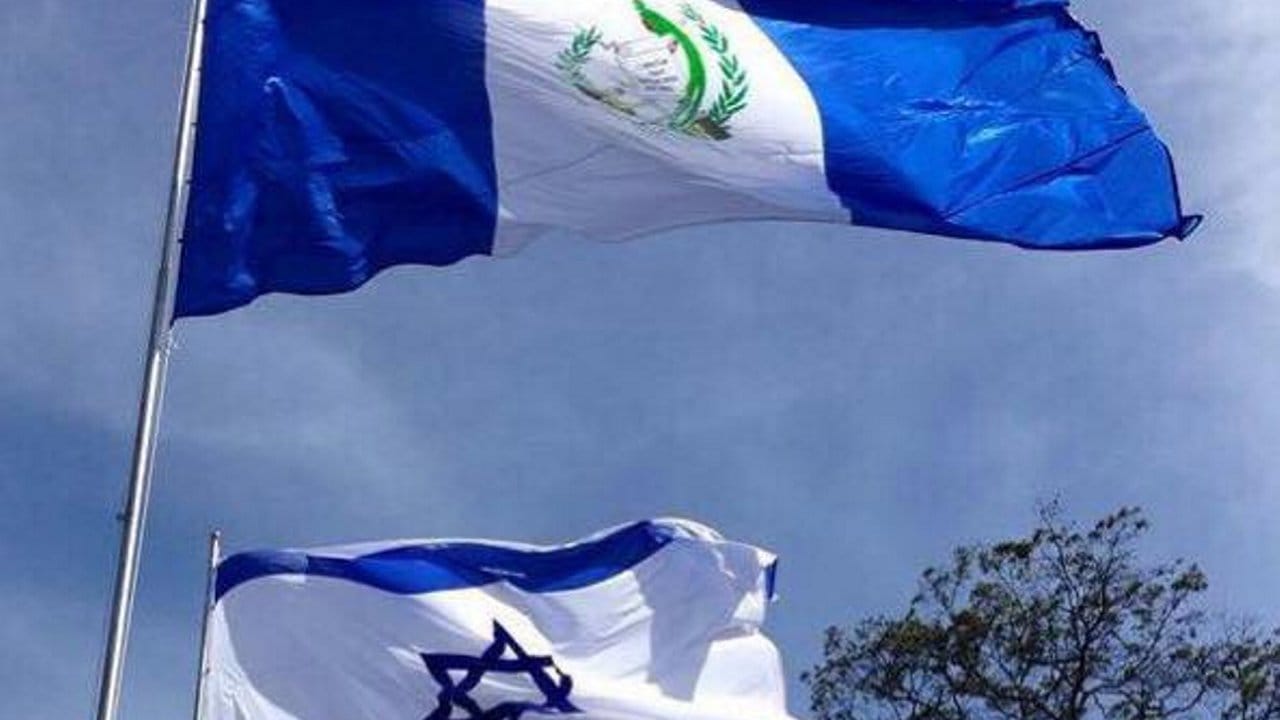 Nationalflaggen von Guatemala und Israel in Guatemala.
