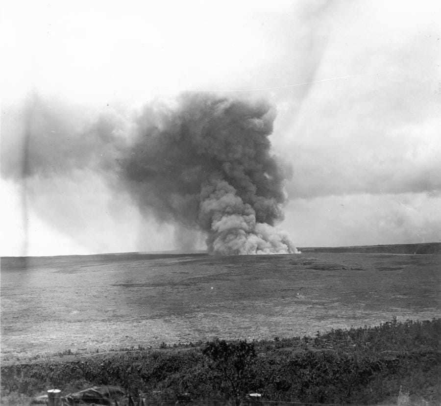 Ganz ähnlich den Bildern von heute: Das Foto zeigt eine der ersten Explosionen im Mai 1924. Zweieinhalb Wochen lang gab es dort damals zum Teil heftige Eruptionen, wenn in der Tiefe Lava und Wasser aufeinander trafen.