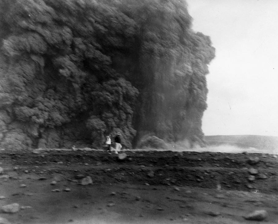 Lebensgefährlich: Dieses Foto des damaligen Chefs des Vulkanobservatoriums von Hawaii zeigt noch nicht die heftige Explosion, die sich drei Minuten später ereignete... Die wegrennenden Menschen blieben weitgehend unbeschadet.