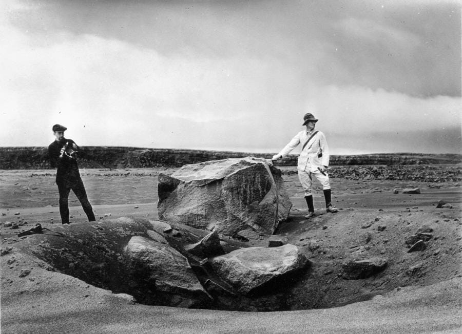 Dieser mehrere Tonnen schwere Stein hinterließ einen Kilometer vom Zentrum des Vulkanschlots entfernt einen kleinen Krater.