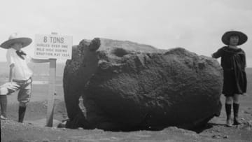 HAVO BX11-07-Attraktion nach den Explosionen 1924: Kinder an einem acht Tonnen schweren Brocken, der mehr als eine Meile (1,6 Kilometer hoch) in die Luft geschleudert worden sein soll. 035