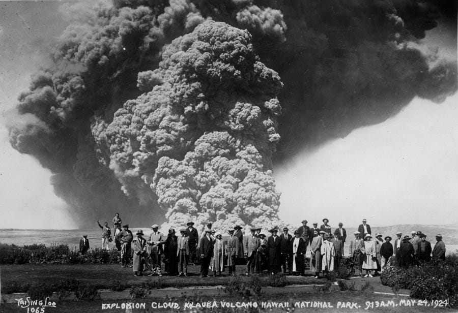 Katastrophentouristen 1924. Die Menschen waren ausdrücklich von den Vulkanologen gewarnt, sich dort aufzuhalten.
