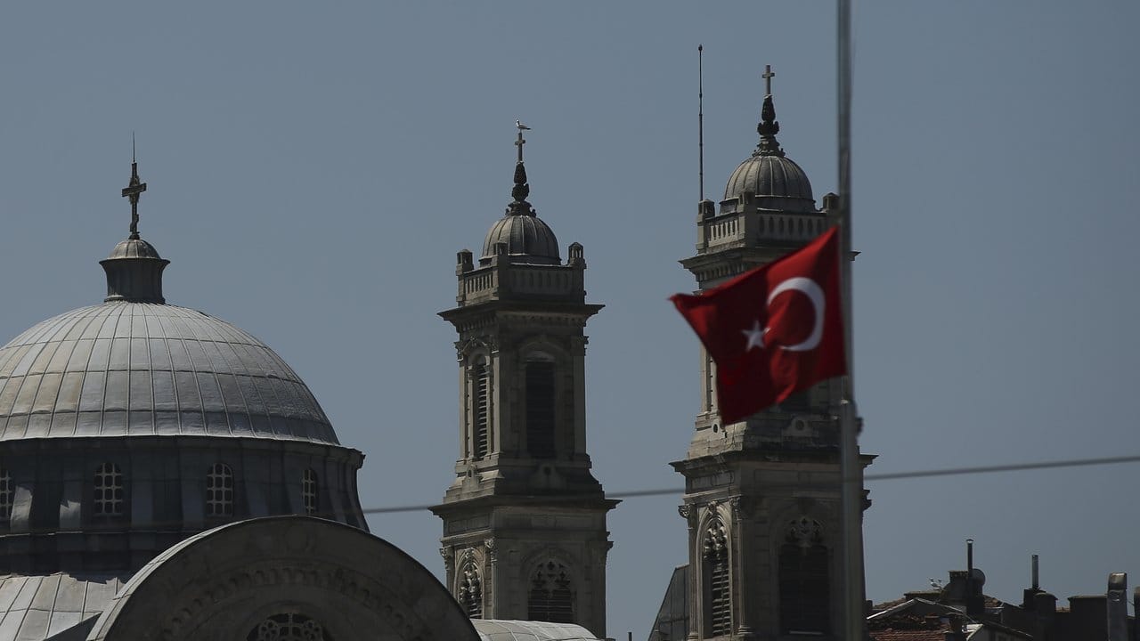 Nach den blutigen Gaza-Protesten weht auf dem Taksim-Platz in Istanbul eine türkische Flagge weht auf Halbmast.