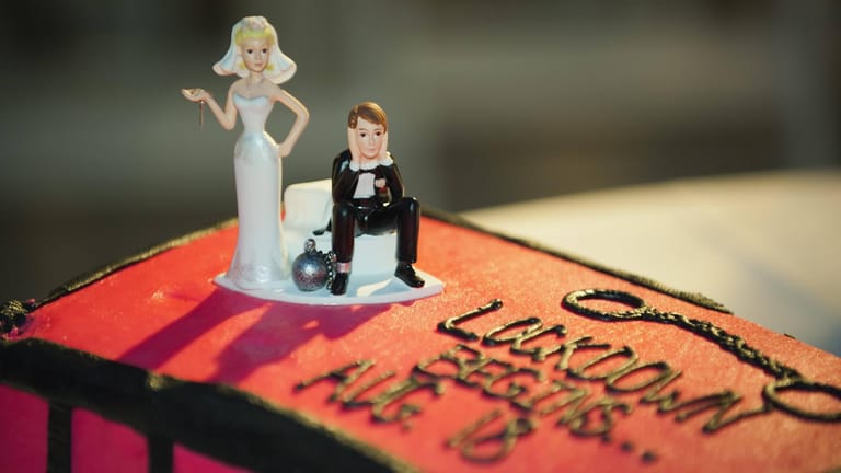 Hochzeitstorte: Es gibt nicht nur lustige Cake-Topper, sondern auch witzige Zitate für Glückwünsche zur Hochzeit.
