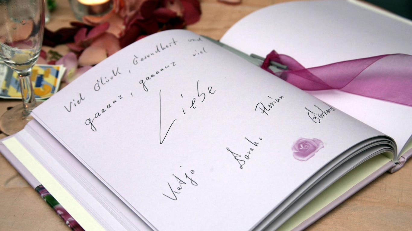 Hochzeitsbuch: Auf jeder Hochzeit liegt ein Gästebuch aus, in das die Gäste nette Sprüche für das Brautpaar schreiben.