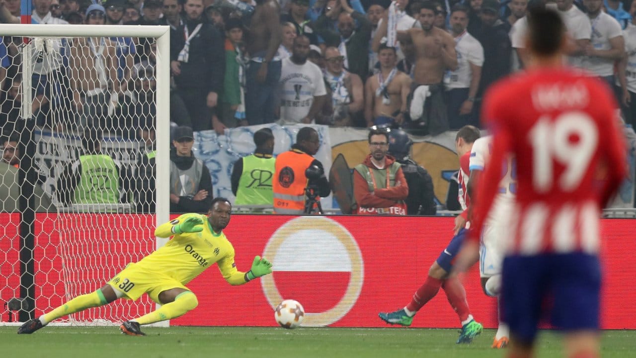 Marseilles Torwart Steve Mandanda kann den Treffer durch Antoine Griezmann (verdeckt) nicht verhindern.