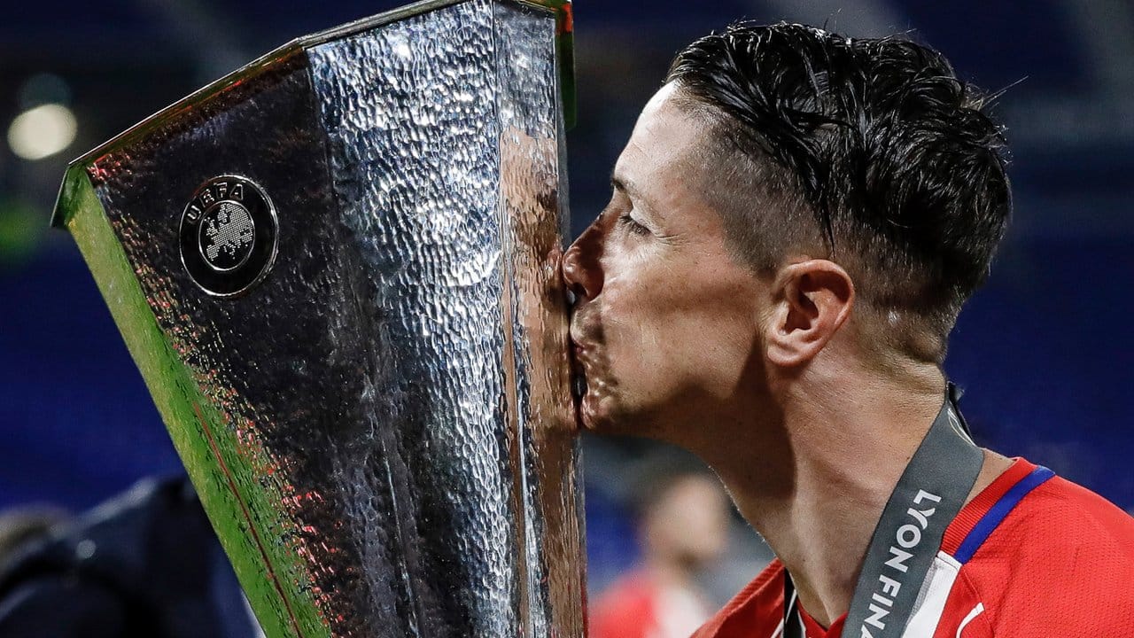 Der "sentimental wohl beste Titel": Fernando Torres jubelt nach dem Sieg im Europa-League-Finale mit dem Pokal.