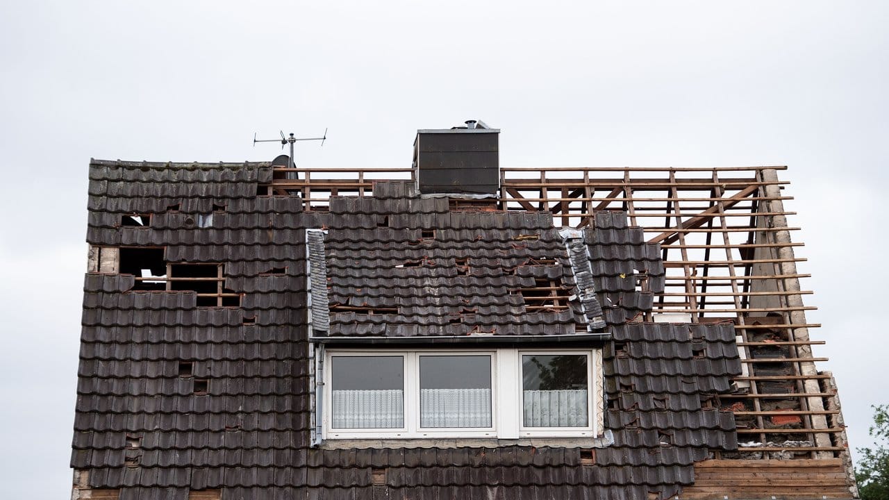 Ein bei einem Wirbelsturm abgedecktes Hausdach im Ortsteil Boisheim.