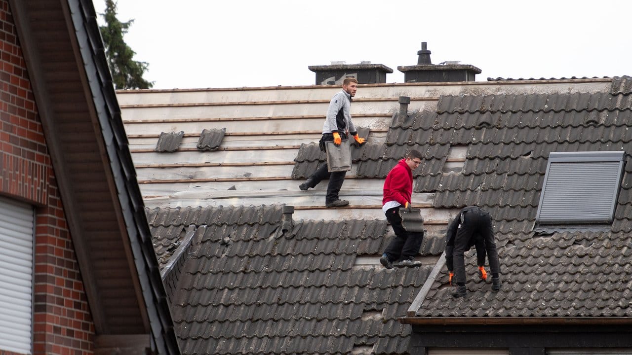 Ein Stadtsprecher sagte: "Da gibt es viel zu tun - vor allem für die Dachdecker.