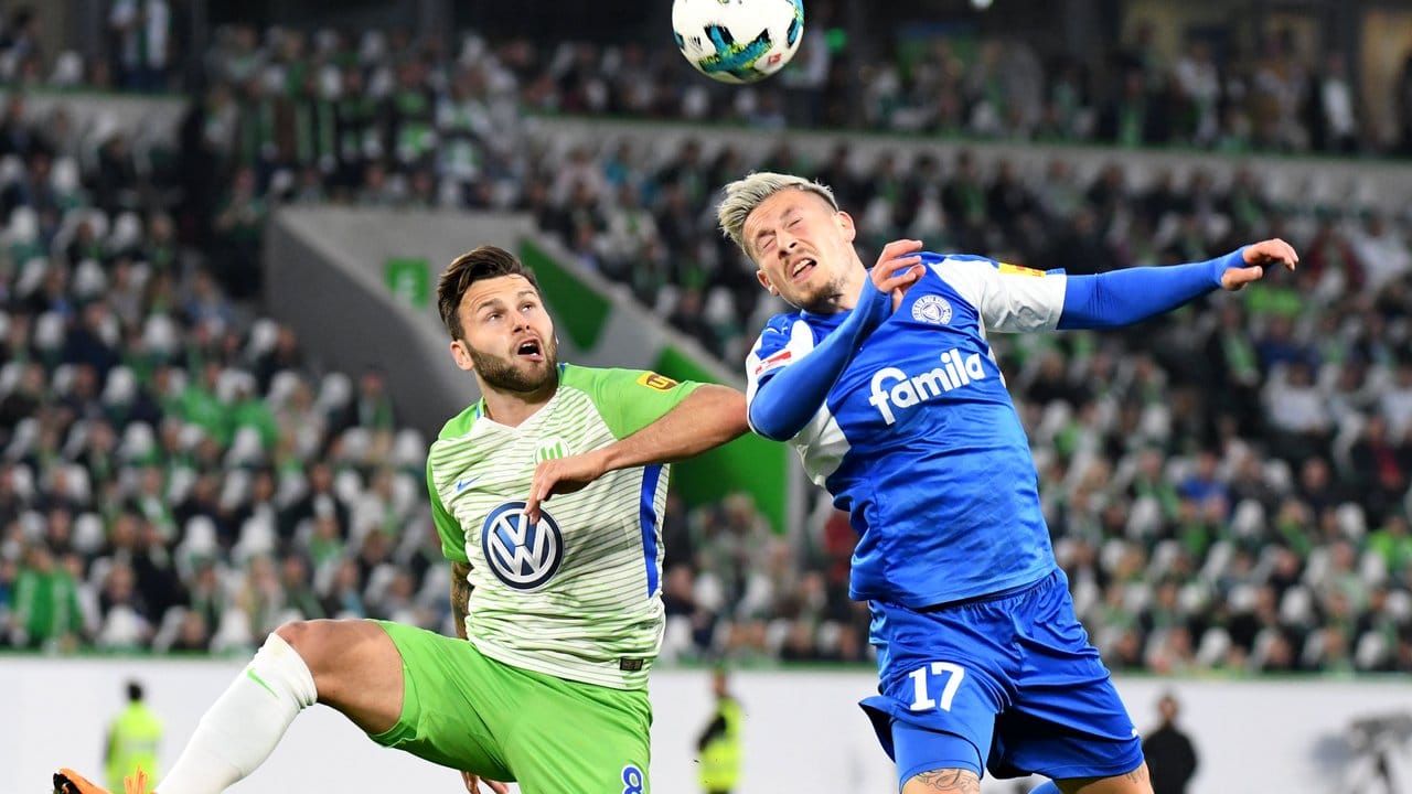 Wolfsburgs Renato Steffen (l) und Kiels Steven Lewerenz kämpfen um den Ball.