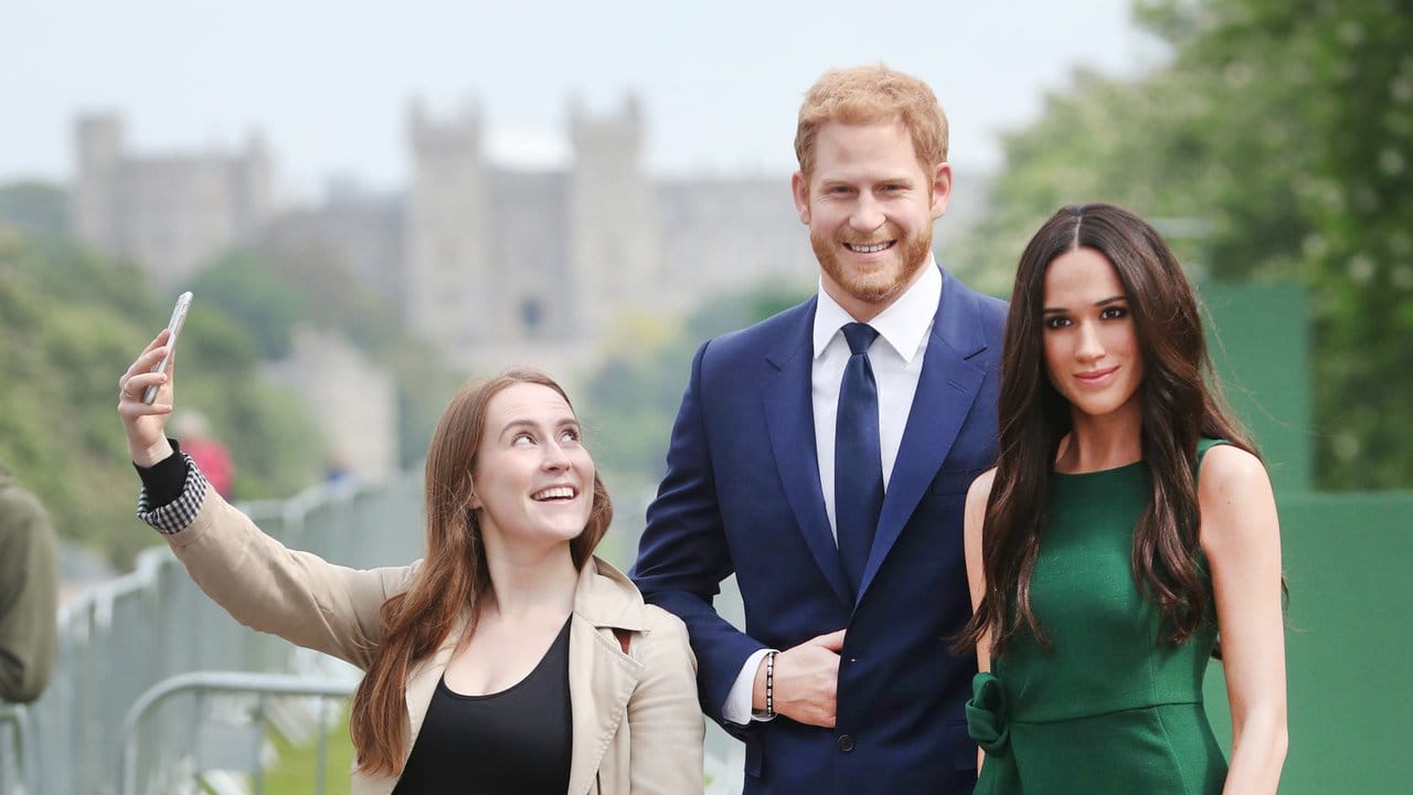 Ein Selfie mit dem royalen Paar? Kein Problem mit den Wachsfiguren von Harry und Meghan vor Schloss Windsor.