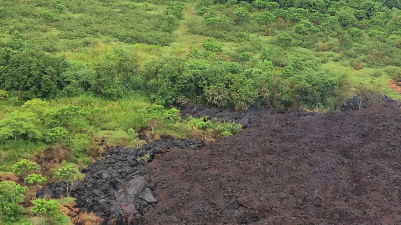 Die Luftaufnahme zeigt einen Riss, aus dem dickflüssiges Lava fließt.