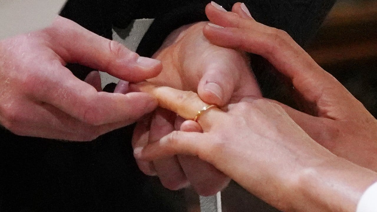Nach dem Ehegelübde tauschen Harry und Meghan die Ringe. Nach dem Ehegelübde tauschen Harry und Meghan die Ringe.
