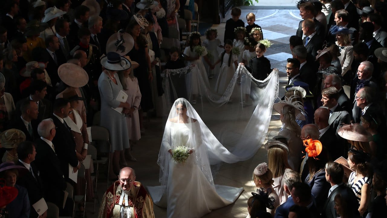 In geradezu mystisches Licht getaucht schreitet Meghan Markle zum Altar. In geradezu mystisches Licht getaucht schreitet Meghan Markle zum Altar.