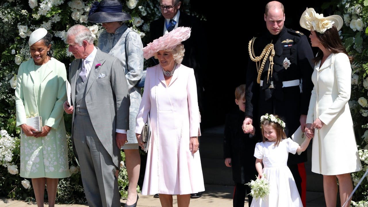 Doria Ragland (l-r), Mutter der Braut, Prinz Charles, Herzogin Camilla, Prinz William mit Prinz George, Herzogin Kate und Prinzessin Charlotte.