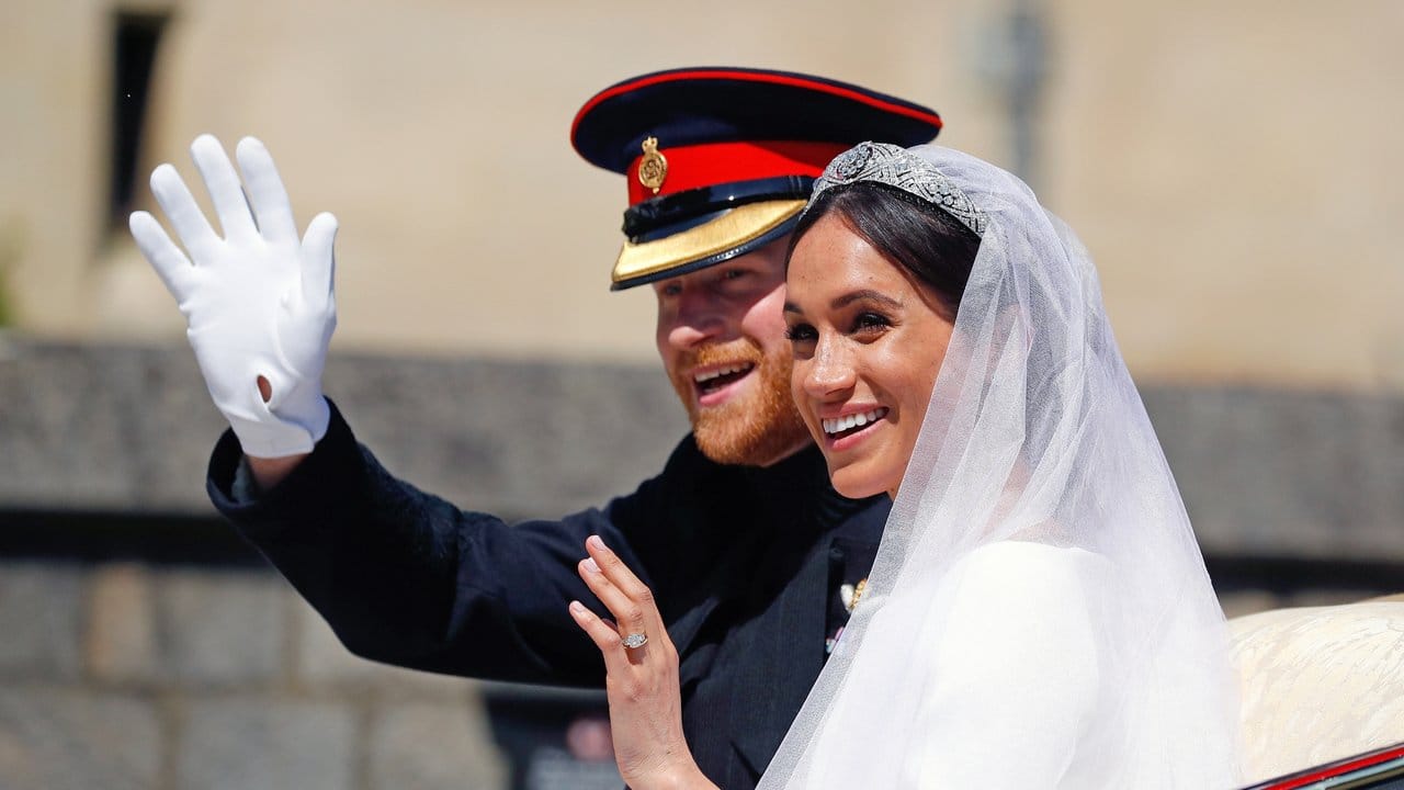 Lächeln und winken: Nach der Trauung unternehmen Harry und Meghan bei strahlendem Sonnenschein und unter dem Jubel der royalen Fans eine Kutschfahrt durch Windsor. Lächeln und winken: Nach der Trauung unternehmen Harry und Meghan bei strahlendem Sonnenschein und unter dem Jubel der royalen Fans eine Kutschfahrt durch Windsor.