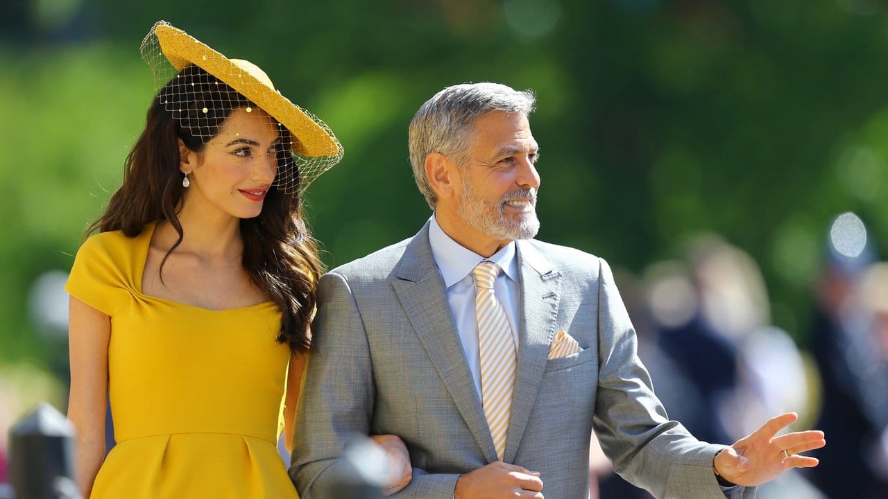 Auch George und Amal Clooney, die ein strahlend gelbes Kleid von Stella McCartney trägt, waren eingeladen.