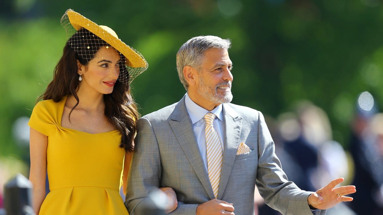 Auch George und Amal Clooney, die ein strahlend gelbes Kleid von Stella McCartney trägt, waren eingeladen. Auch George und Amal Clooney, die ein strahlend gelbes Kleid von Stella McCartney trägt, waren eingeladen.