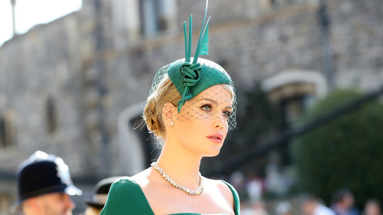 It-Girl Lady Kitty Spencer, die Tochter von Lady Dianas Bruder Charles Spencer, trug das extravaganteste Outfitt, das leicht an Robin Hood erinnerte. It-Girl Lady Kitty Spencer, die Tochter von Lady Dianas Bruder Charles Spencer, trug das extravaganteste Outfitt, das leicht an Robin Hood erinnerte.