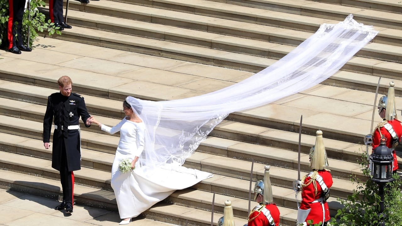 Prinz Harry und seine Frau Meghan schweben nach der Trauung die Stufen der St.