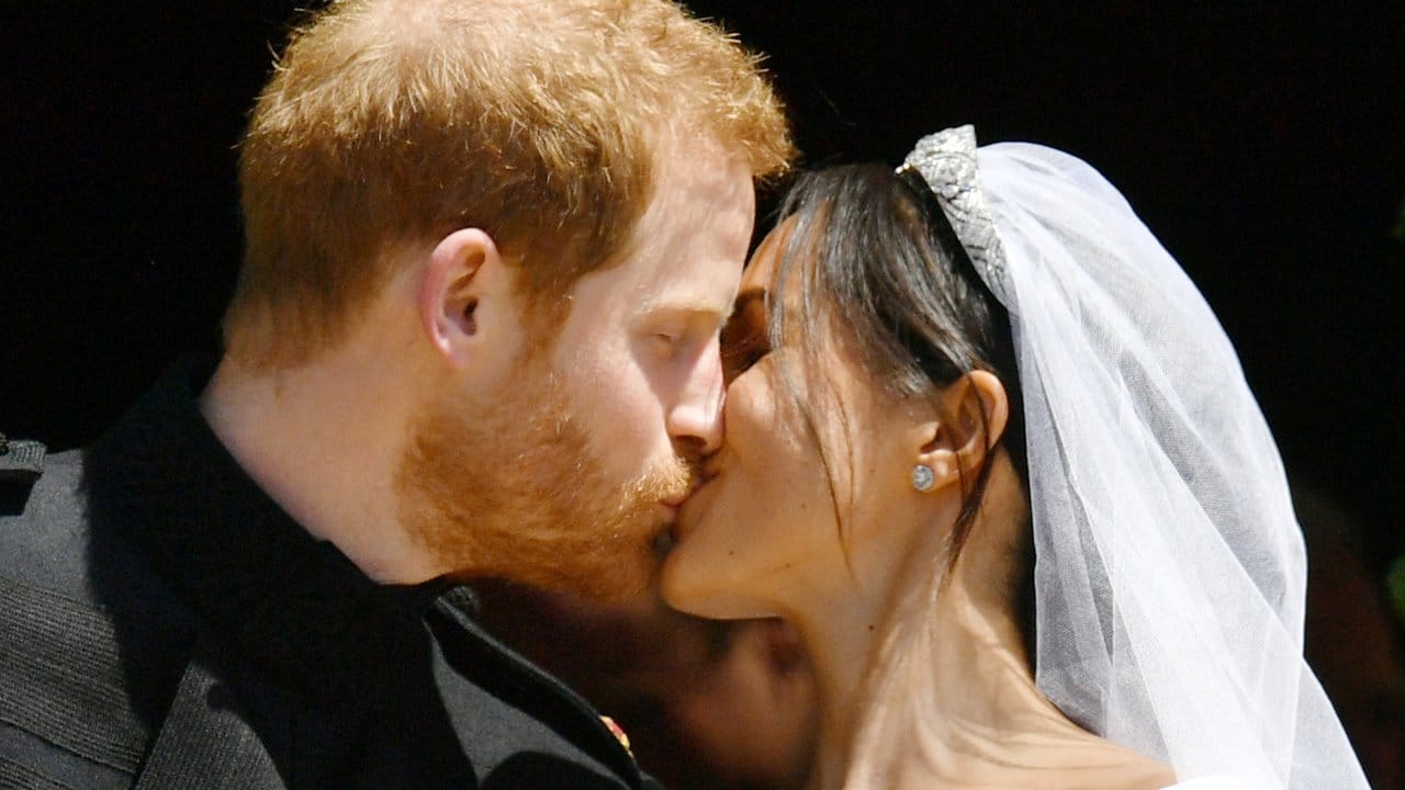 Kurz nach ihrer Hochzeit in Windsor haben sich Prinz Harry und seine Frau Meghan auf der Treppe der Kapelle einen kurzen Kuss gegeben.
