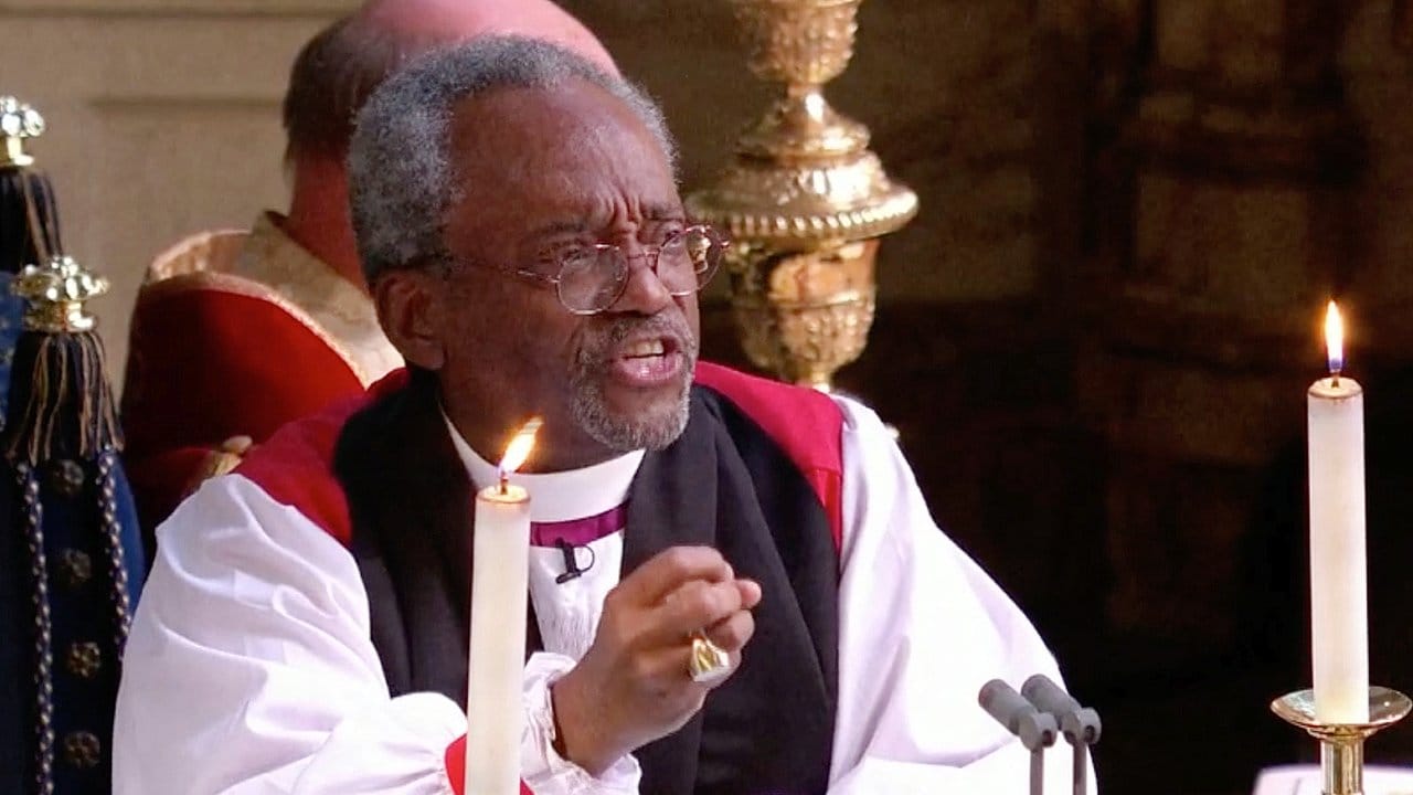 Bischof Michael Curry predigt feurig über die Liebe. Bischof Michael Curry predigt feurig über die Liebe.