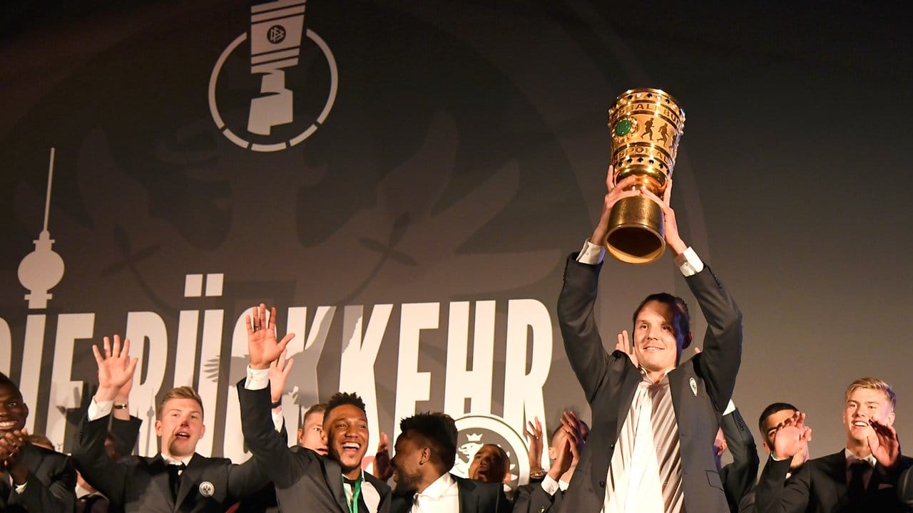 Beim Festakt in der Nacht feierte auch Eintracht-Ikone Alex Meier den Cup-Sieg.