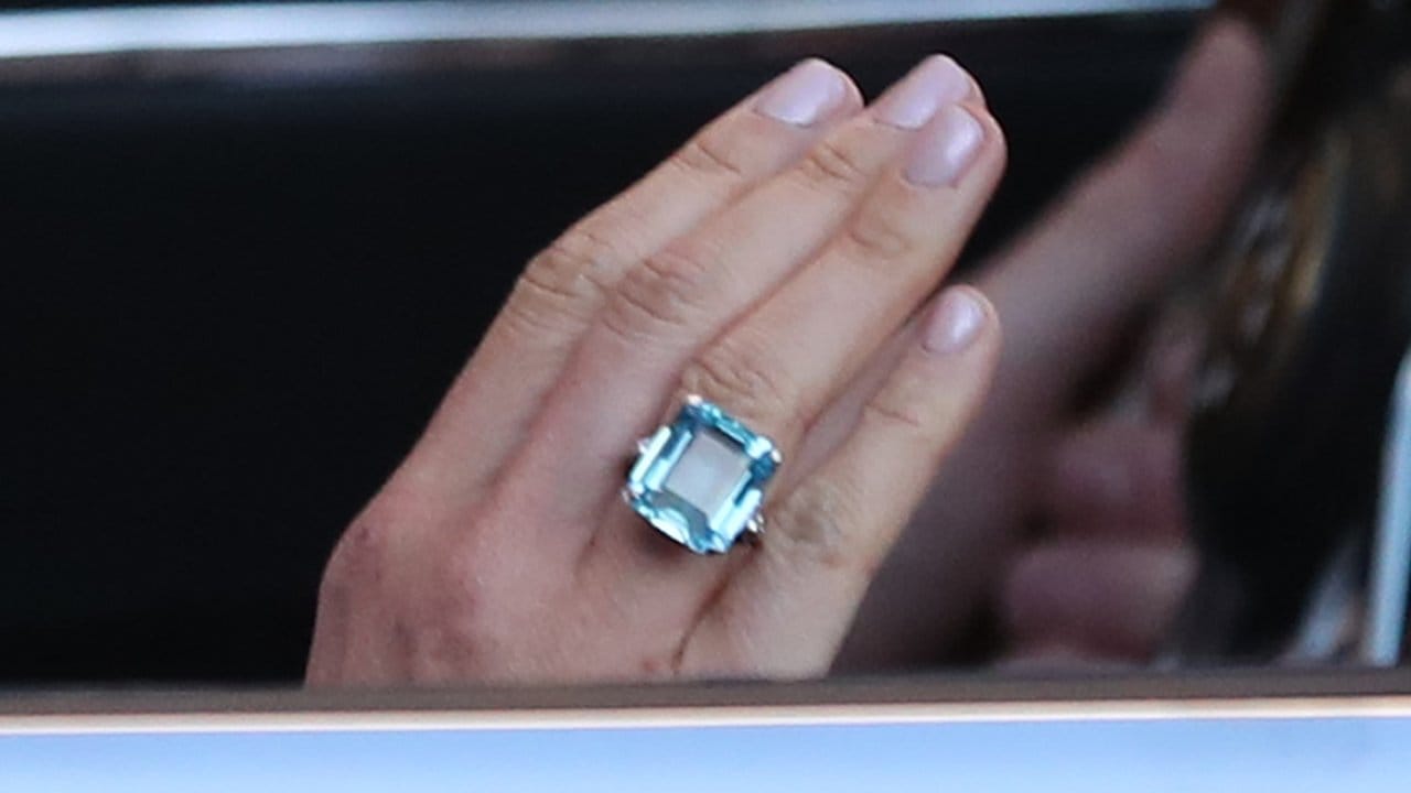 Meghans Ring hatte ein einst Lady Diana gehört. Meghans Ring hatte ein einst Lady Diana gehört.
