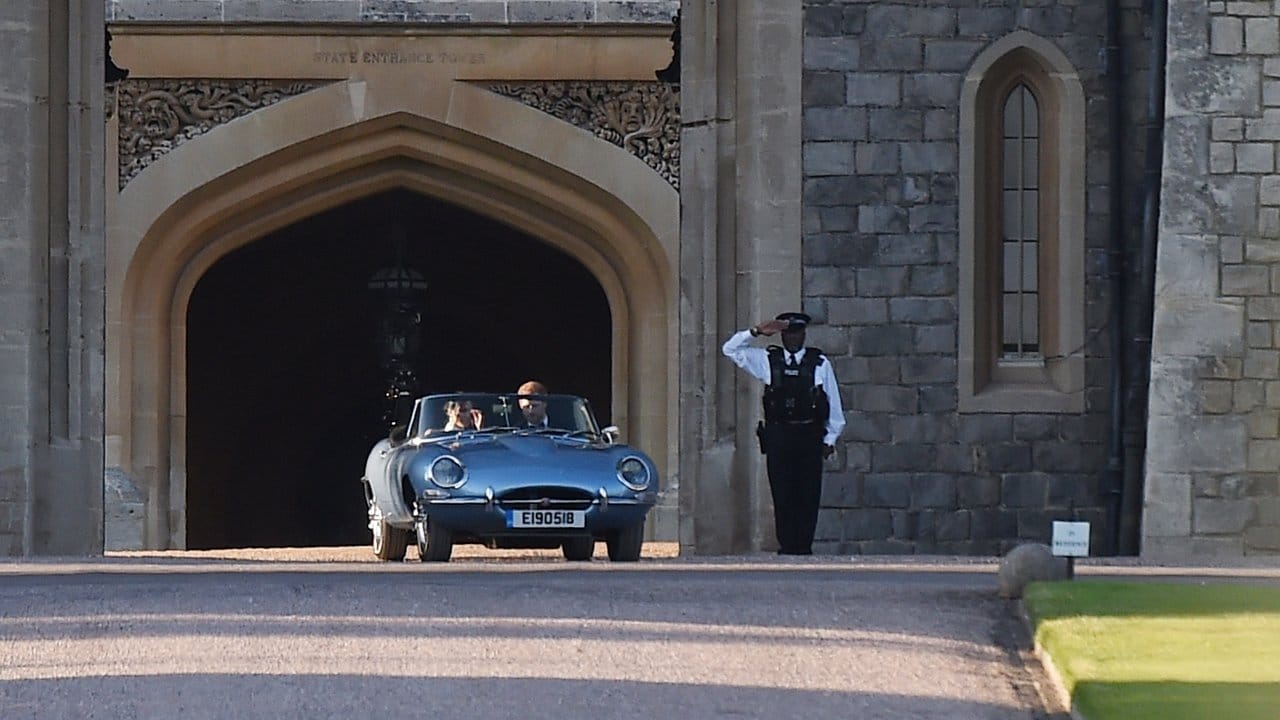 Das Nummernschild des Jaguars zeigt das Hochzeitsdatum des Brautpaares. Das Nummernschild des Jaguars zeigt das Hochzeitsdatum des Brautpaares.