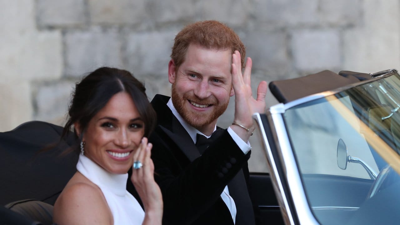 Der britische Prinz Harry und seine Frau Meghan auf der Fahrt zum Hochzeitsfest.