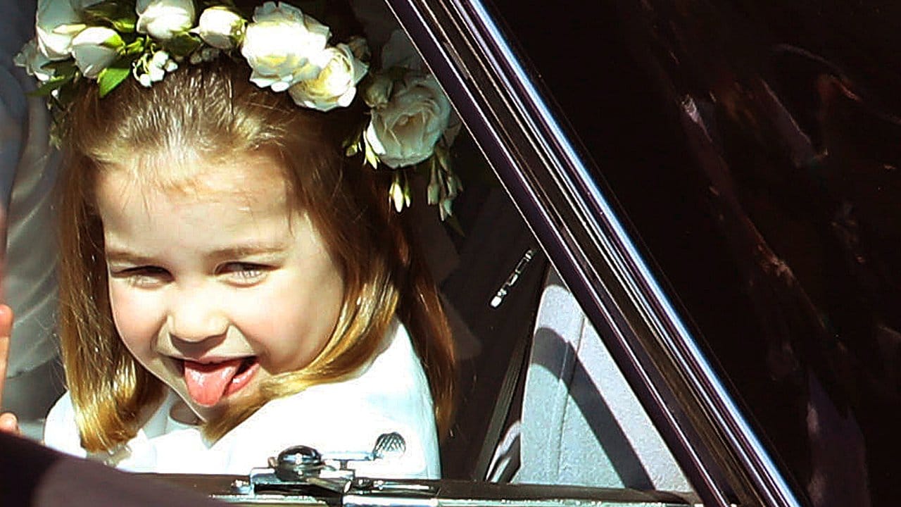 Die kleine Prinzessin Charlotte streckt einfach mal ihre Zunge heraus.